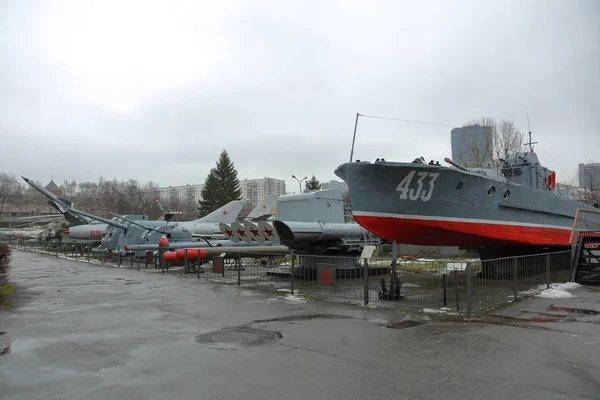 Militärische Ausrüstung im Freilichtmuseum. Moskau, Russland — Stockfoto