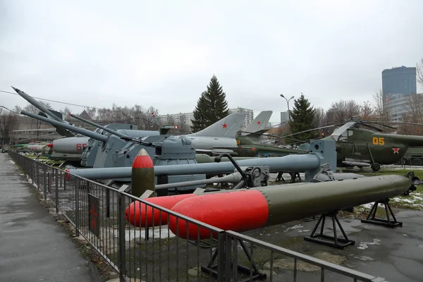 Militärische Ausrüstung im Freilichtmuseum. Moskau, Russland — Stockfoto