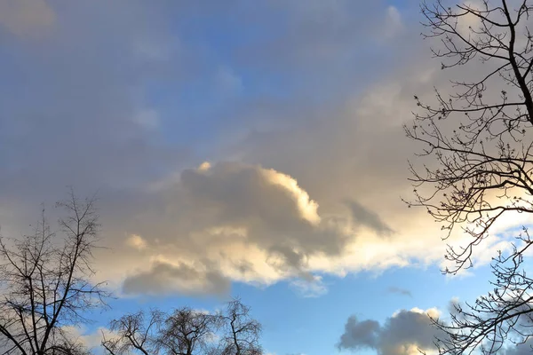 Nuages dans le ciel quand le temps change — Photo