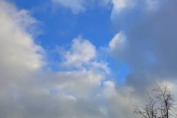 Wolken am Himmel, wenn sich das Wetter ändert — Stockfoto