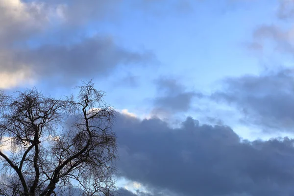 Wolken am Himmel, wenn sich das Wetter ändert — Stockfoto