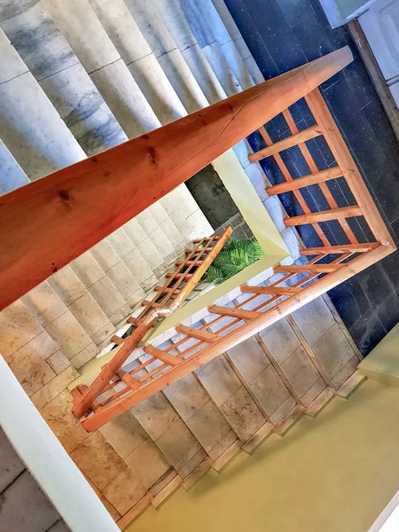 Escadaria de pedra velha com corrimãos de madeira — Fotografia de Stock
