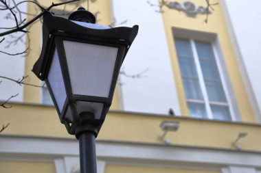 Klasik siyah demir sokak lambası.