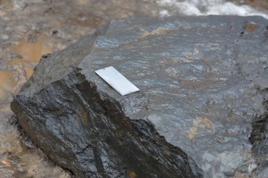 Peyzaj ve inşaat için büyük gri bir taş.