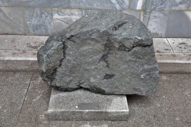Peyzaj ve inşaat için büyük gri bir taş.