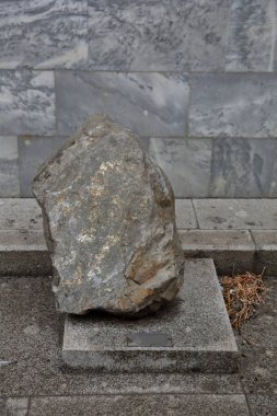 Peyzaj ve inşaat için büyük gri bir taş.