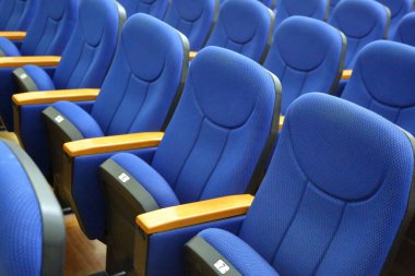 Rahat koltukları olan tahta sandalyeler.