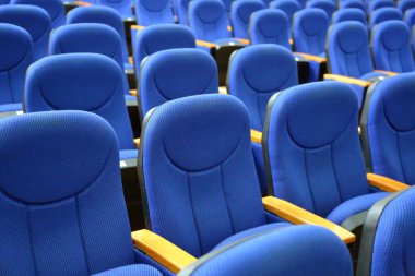 Rahat koltukları olan tahta sandalyeler.