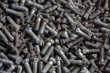 Bir atölyede metal cıvata yığını