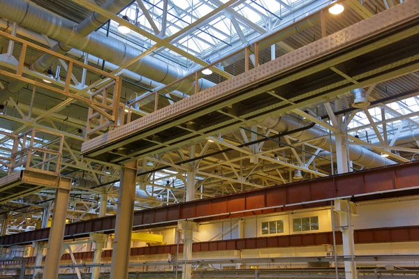 Konstrukcja stalowa w warsztacie przemysłowym — Zdjęcie stockowe