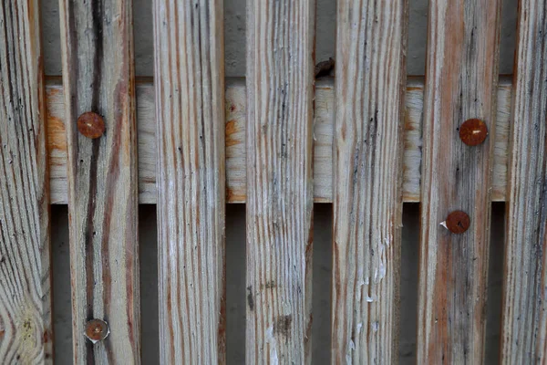 Une rangée de planches rugueuses en bois avec des vis — Photo
