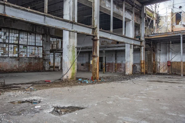 Uçak fabrikasının terk edilmiş atölyesi. Moskova — Stok fotoğraf