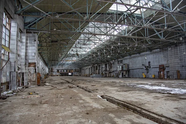 Taller abandonado de la fábrica de aviones. Moscú — Foto de Stock