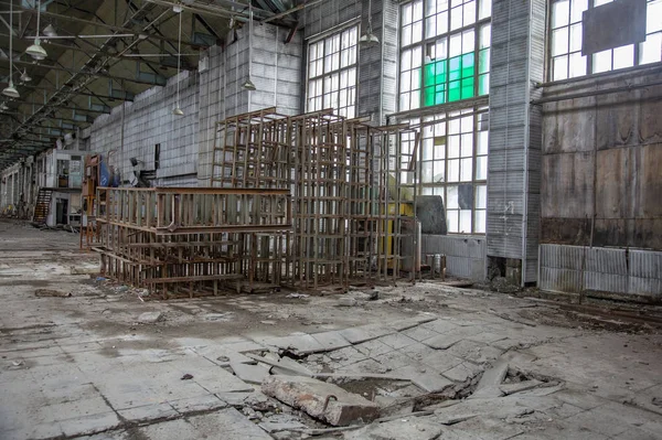 Uçak fabrikasının terk edilmiş atölyesi. Moskova — Stok fotoğraf