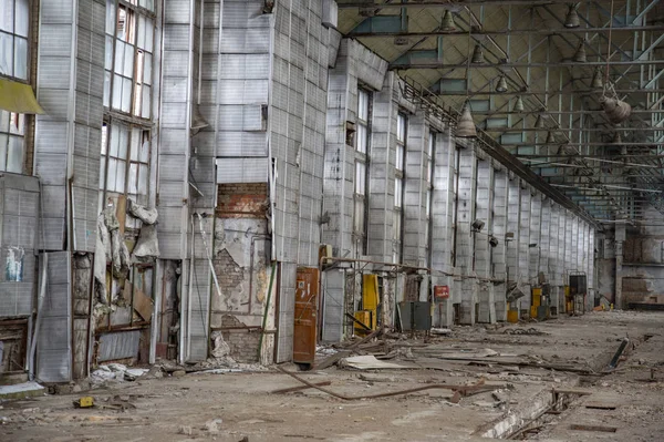 Uçak fabrikasının terk edilmiş atölyesi. Moskova — Stok fotoğraf