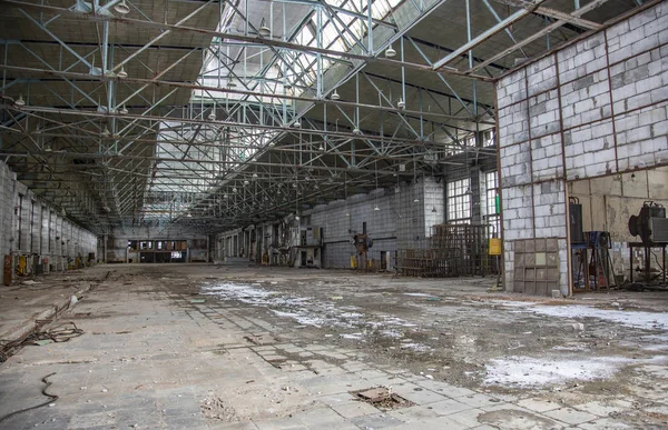 Övergiven verkstad i flygplansfabriken. Moskva — Stockfoto