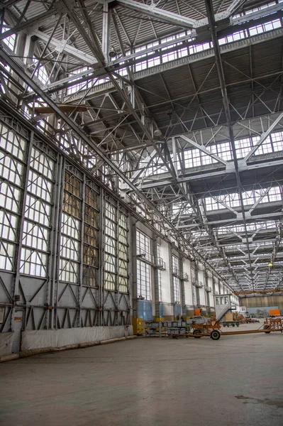 Verlassene Werkstatt der Flugzeugfabrik. Moskau — Stockfoto