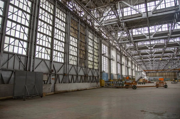 Verlassene Werkstatt der Flugzeugfabrik. Moskau — Stockfoto