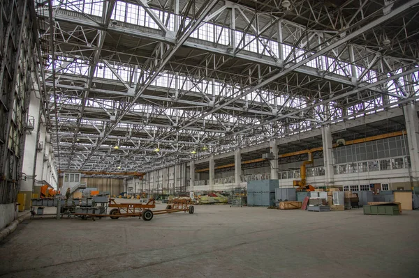 Övergiven verkstad i flygplansfabriken. Moskva — Stockfoto
