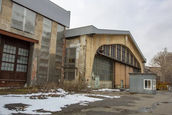 Territorio abandonado de la fábrica de aviones. Moscú — Foto de Stock