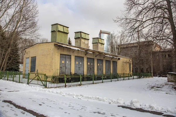 Verlaten gebied van de vliegtuigfabriek. Moskou — Stockfoto