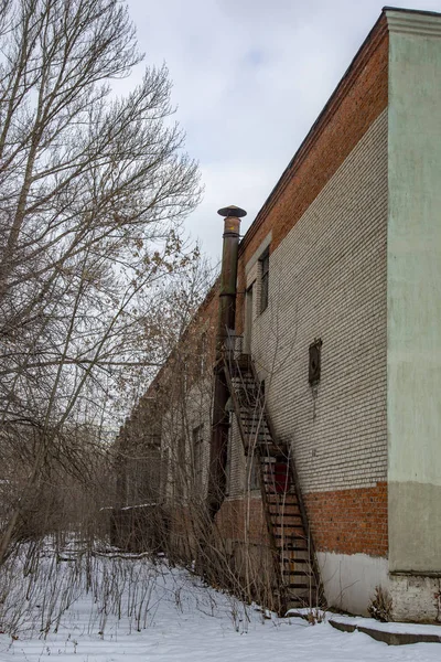 Uçak fabrikasının terk edilmiş binası. Moskova — Stok fotoğraf