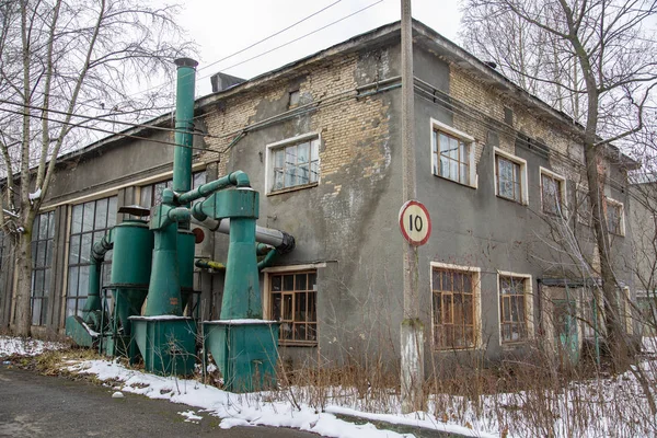 Övergiven byggnad av flygplansfabriken. Moskva — Stockfoto