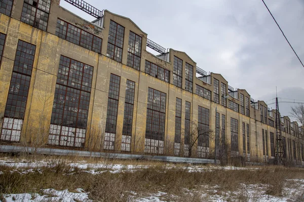 Övergiven byggnad av flygplansfabriken. Moskva — Stockfoto