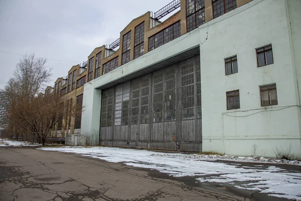 Edificio abandonado de la fábrica de aviones. Moscú — Foto de Stock