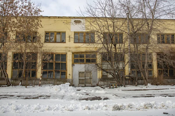 Övergiven byggnad av flygplansfabriken. Moskva — Stockfoto