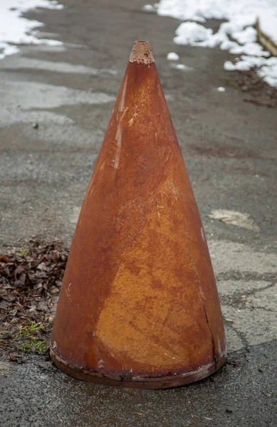 錆びたコーン形状の道路標識 — ストック写真
