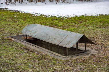 Demir kaplı dikdörtgen taş.