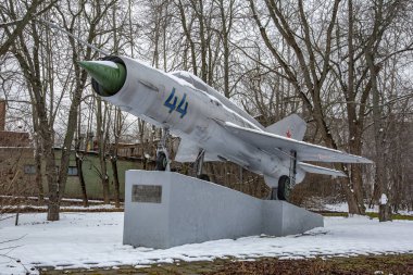 Mig-21 dövüşçüsü sokak taşından bir kaidede