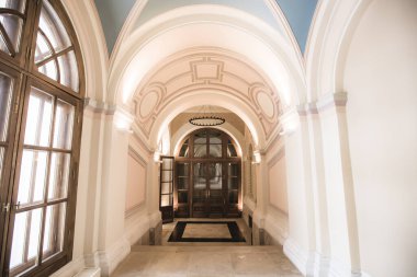 Dini bir binada boş kemerli koridor.