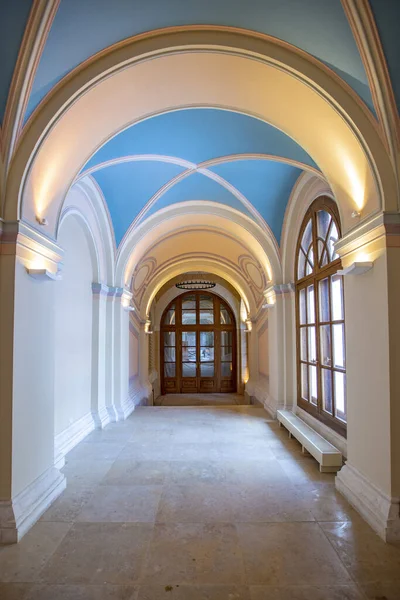 宗教建筑里空荡荡的拱形走廊 — 图库照片