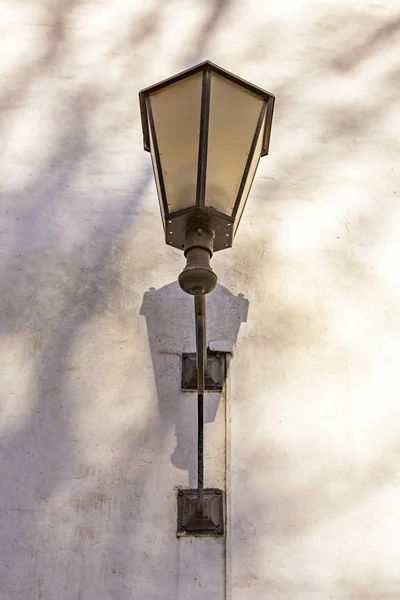 Винтажный чёрный фонарь — стоковое фото