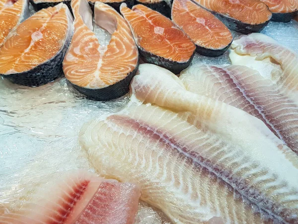 Friss étvágygerjesztő nyers hal pecsenyék — Stock Fotó
