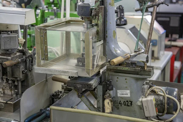 Officina industriale della fabbrica per la produzione di orologi da polso — Foto Stock