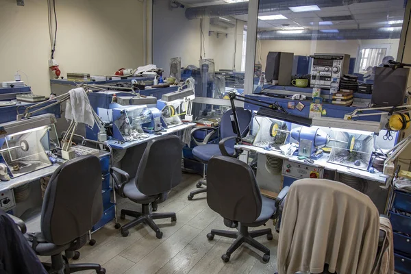 Βιομηχανικό εργαστήριο του εργοστασίου για την παραγωγή ρολογιών χειρός — Φωτογραφία Αρχείου