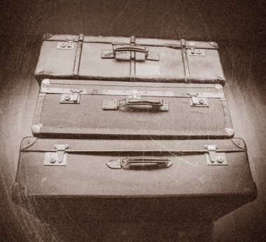 Yolculuk için klasik kahverengi, hakiki deri bavul. 20. yüzyılın ortalarında yapılmış.