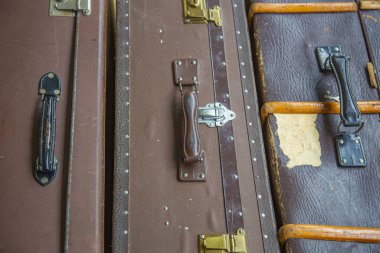 Yolculuk için klasik kahverengi, hakiki deri bavul. 20. yüzyılın ortalarında yapılmış.
