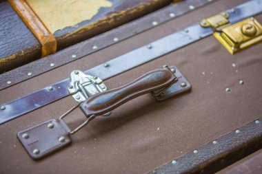 Yolculuk için klasik kahverengi, hakiki deri bavul. 20. yüzyılın ortalarında yapılmış.