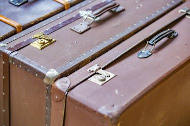 Yolculuk için klasik kahverengi, hakiki deri bavul. 20. yüzyılın ortalarında yapılmış.