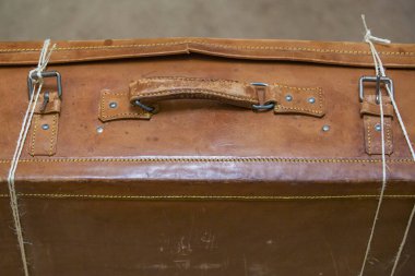 Yolculuk için klasik kahverengi, hakiki deri bavul. 20. yüzyılın ortalarında yapılmış.