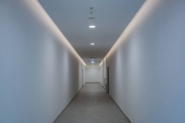 Modern endüstriyel üretim bölgesinde uzun ofis koridoru