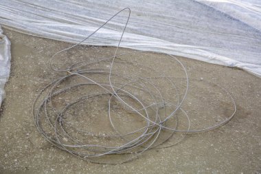 Yoğun koruyucu kumaşın dokulu yüzeyi kış aylarında şehir çeşmesinin drenaj sistemini kapsar.