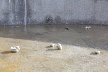 Yoğun koruyucu kumaşın dokulu yüzeyi kış aylarında şehir çeşmesinin drenaj sistemini kapsar.