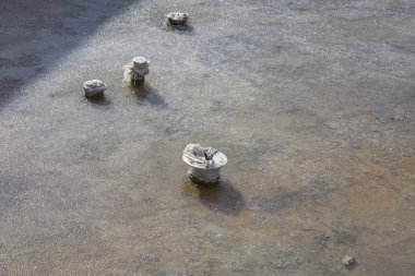 Yoğun koruyucu kumaşın dokulu yüzeyi kış aylarında şehir çeşmesinin drenaj sistemini kapsar.