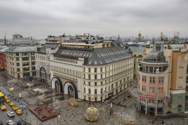 Moskova, Rusya - 2 Mart 2020: Çocuk Dünyası Alışveriş Merkezi 'nin gözlem güvertesinden bulutlu hava manzarası