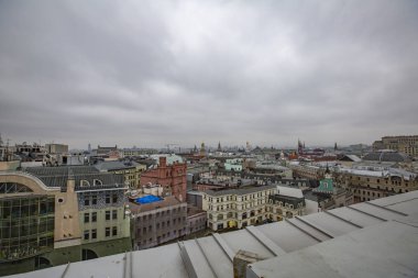 Moskova, Rusya - 2 Mart 2020: Çocuk Dünyası Alışveriş Merkezi 'nin gözlem güvertesinden bulutlu hava manzarası